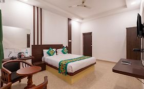 Treebo Royal Plaza, 700 Mts From Promenade Beach